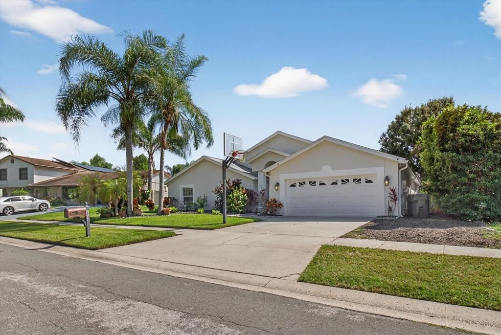 合同活跃: $649,000 (4 贝兹, 3 浴室, 3538 平方英尺)