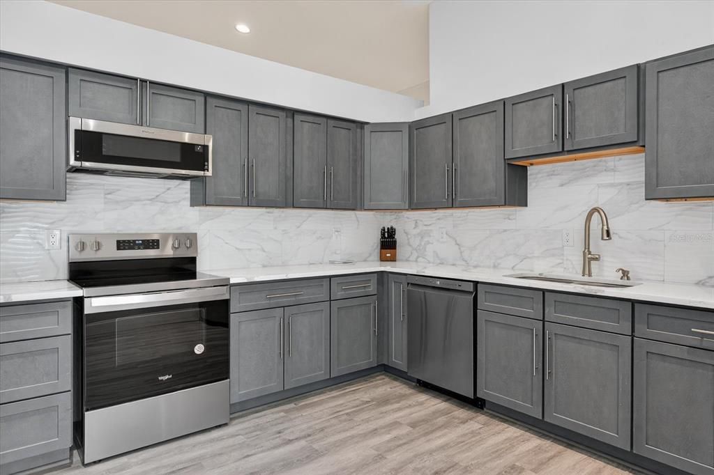 合同活跃: $649,000 (4 贝兹, 3 浴室, 3538 平方英尺)