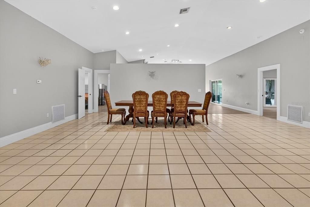 合同活跃: $649,000 (4 贝兹, 3 浴室, 3538 平方英尺)