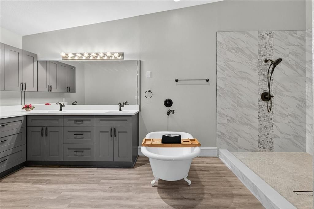 合同活跃: $649,000 (4 贝兹, 3 浴室, 3538 平方英尺)