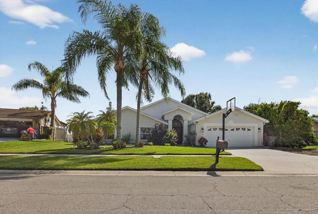 合同活跃: $649,000 (4 贝兹, 3 浴室, 3538 平方英尺)