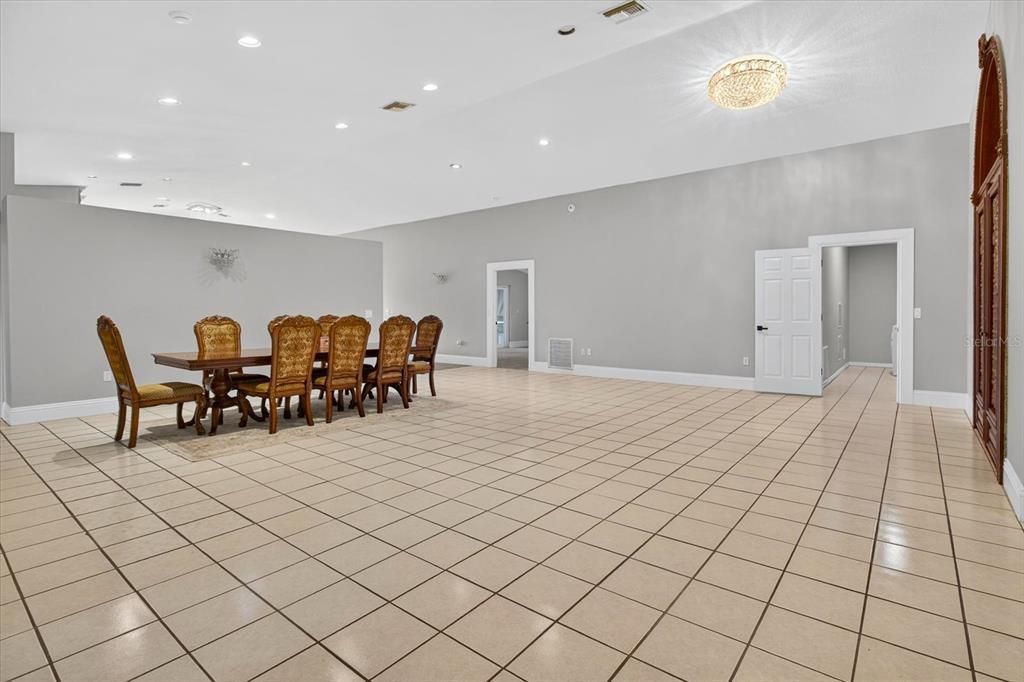 合同活跃: $649,000 (4 贝兹, 3 浴室, 3538 平方英尺)