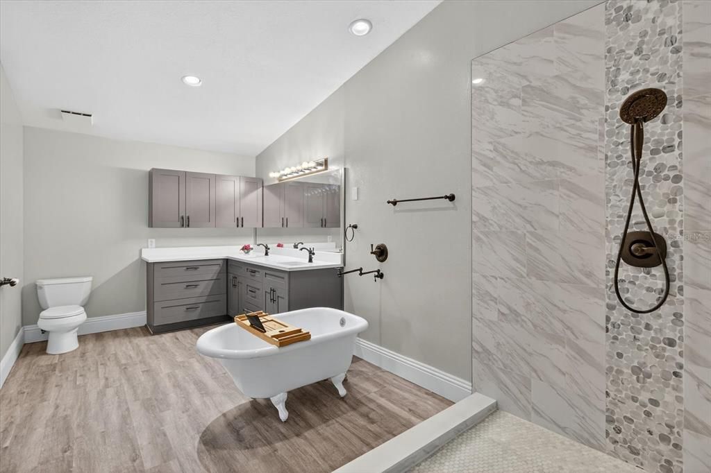 合同活跃: $649,000 (4 贝兹, 3 浴室, 3538 平方英尺)