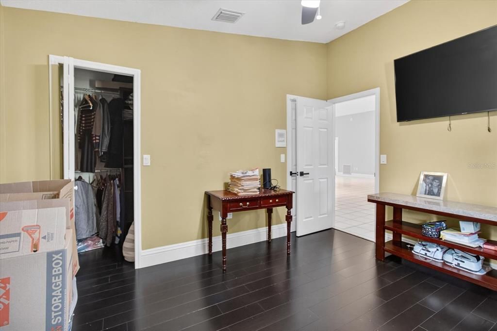 合同活跃: $649,000 (4 贝兹, 3 浴室, 3538 平方英尺)