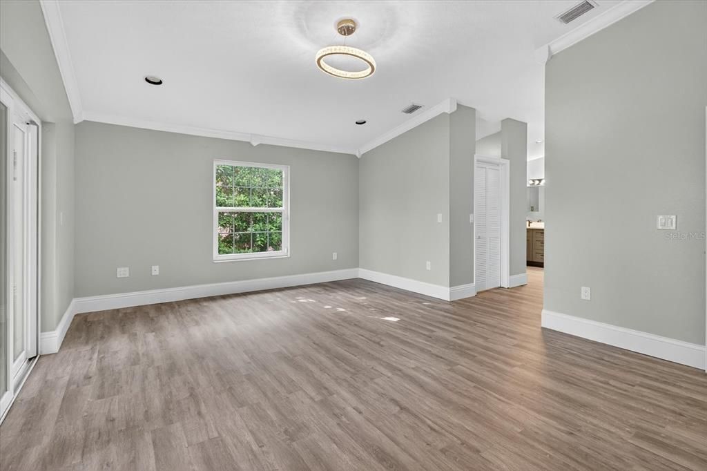 合同活跃: $649,000 (4 贝兹, 3 浴室, 3538 平方英尺)