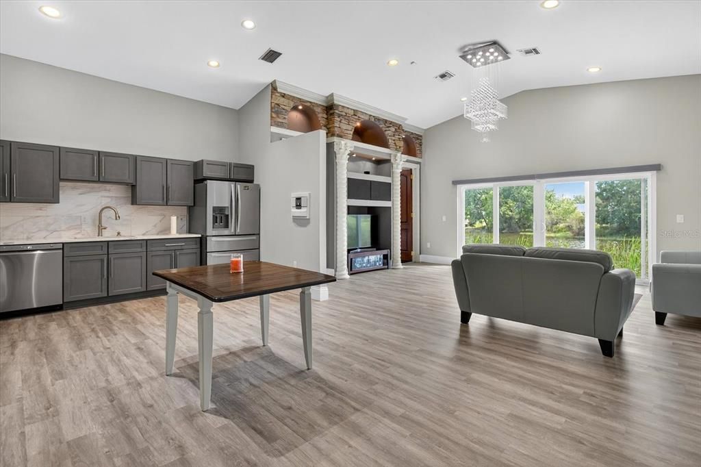 合同活跃: $649,000 (4 贝兹, 3 浴室, 3538 平方英尺)