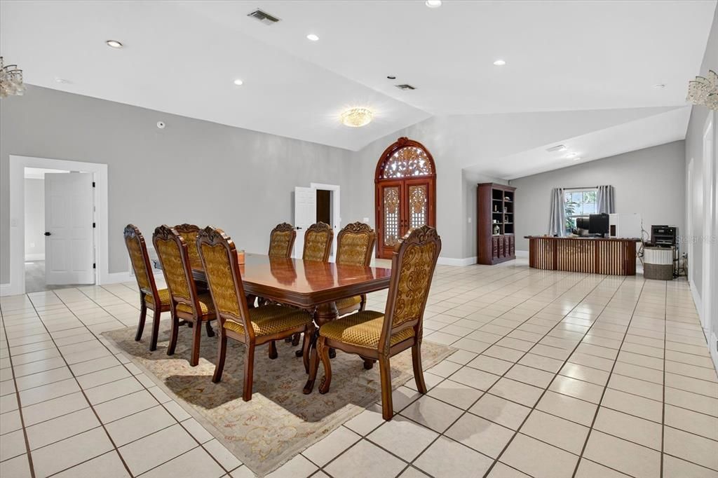 合同活跃: $649,000 (4 贝兹, 3 浴室, 3538 平方英尺)