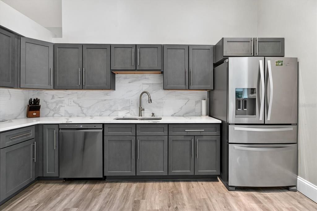 合同活跃: $649,000 (4 贝兹, 3 浴室, 3538 平方英尺)