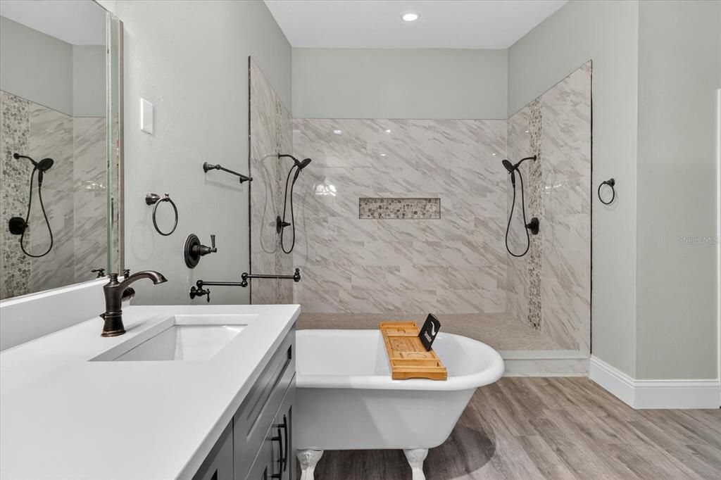 合同活跃: $649,000 (4 贝兹, 3 浴室, 3538 平方英尺)