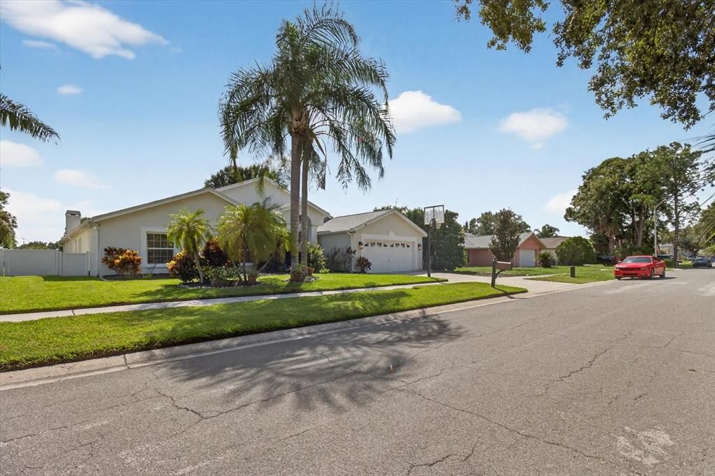 合同活跃: $649,000 (4 贝兹, 3 浴室, 3538 平方英尺)