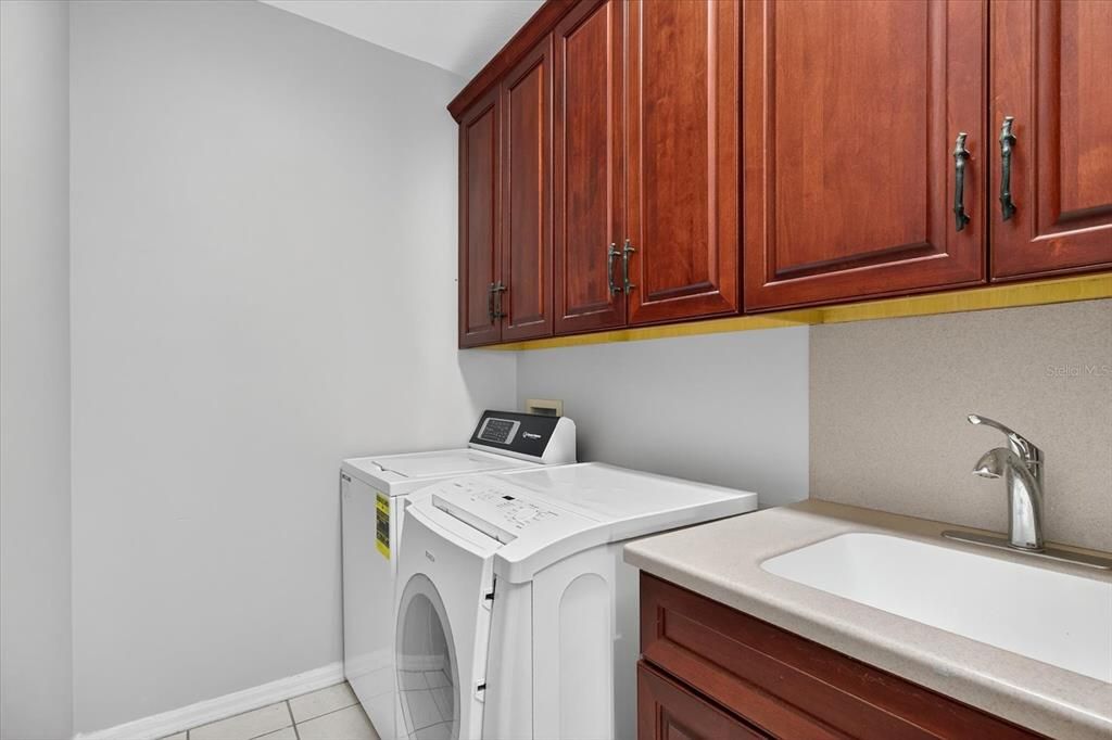 合同活跃: $649,000 (4 贝兹, 3 浴室, 3538 平方英尺)