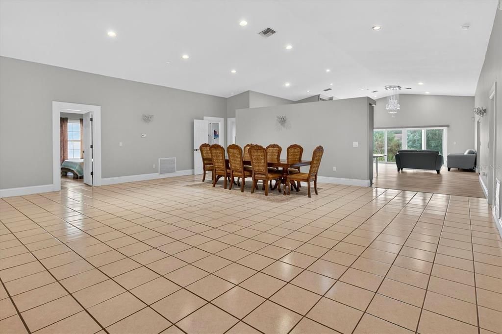 合同活跃: $649,000 (4 贝兹, 3 浴室, 3538 平方英尺)