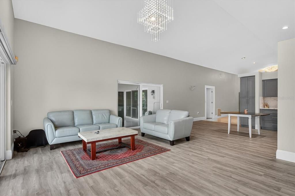 合同活跃: $649,000 (4 贝兹, 3 浴室, 3538 平方英尺)