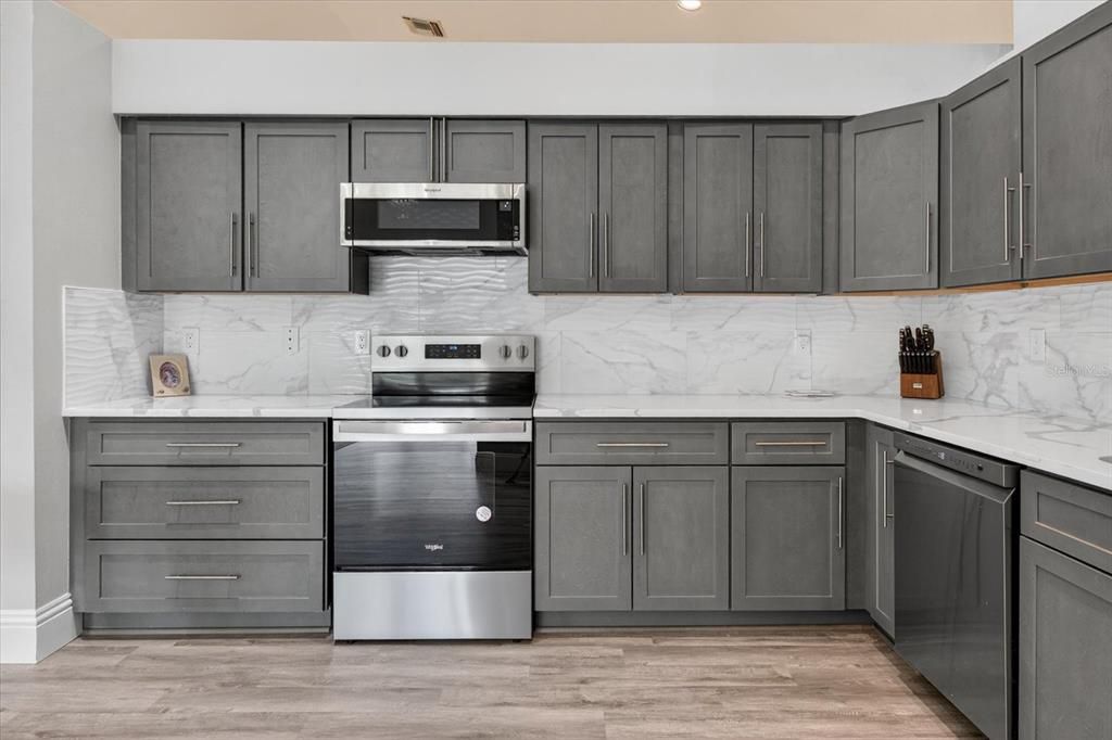 合同活跃: $649,000 (4 贝兹, 3 浴室, 3538 平方英尺)