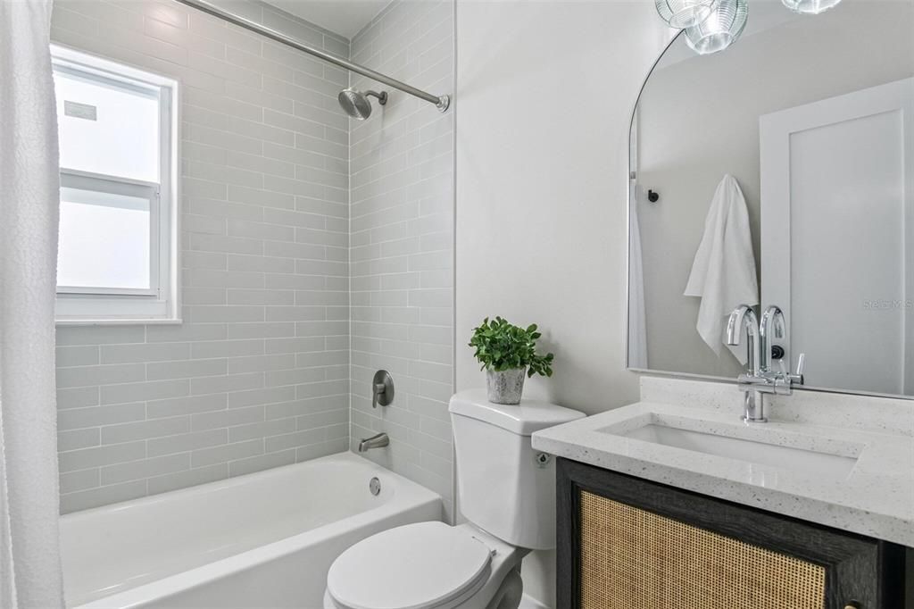 Activo con contrato: $269,900 (2 camas, 1 baños, 816 Pies cuadrados)