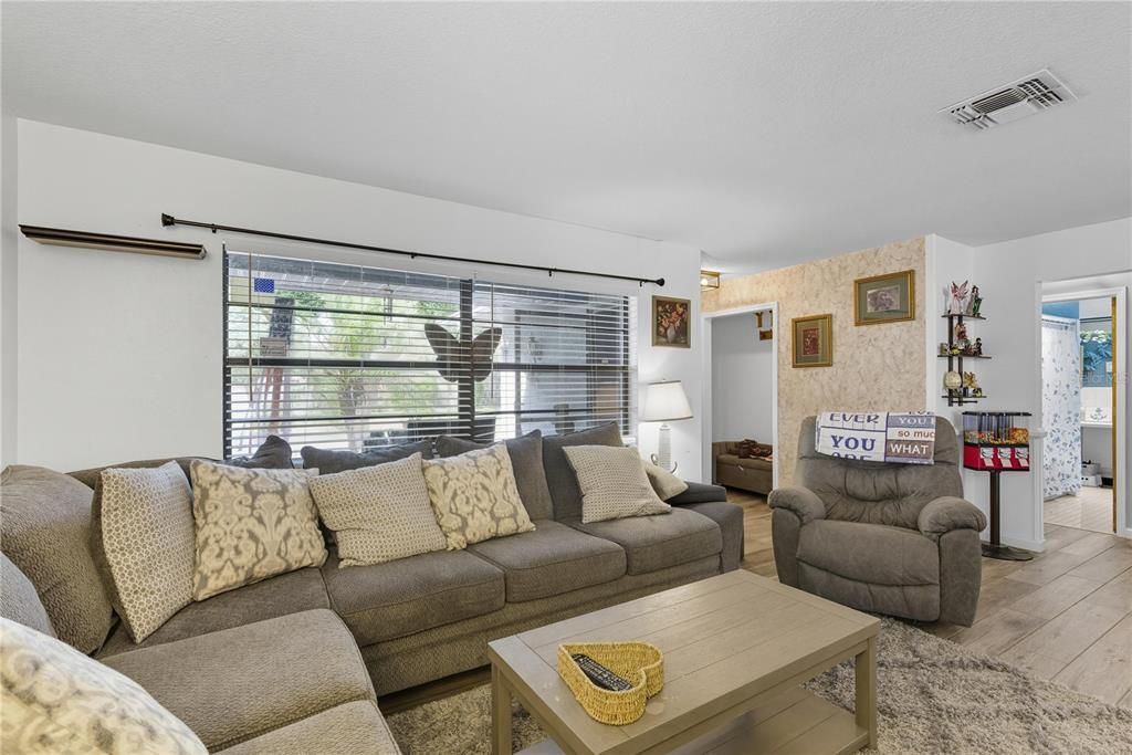 合同活跃: $244,900 (3 贝兹, 2 浴室, 1478 平方英尺)