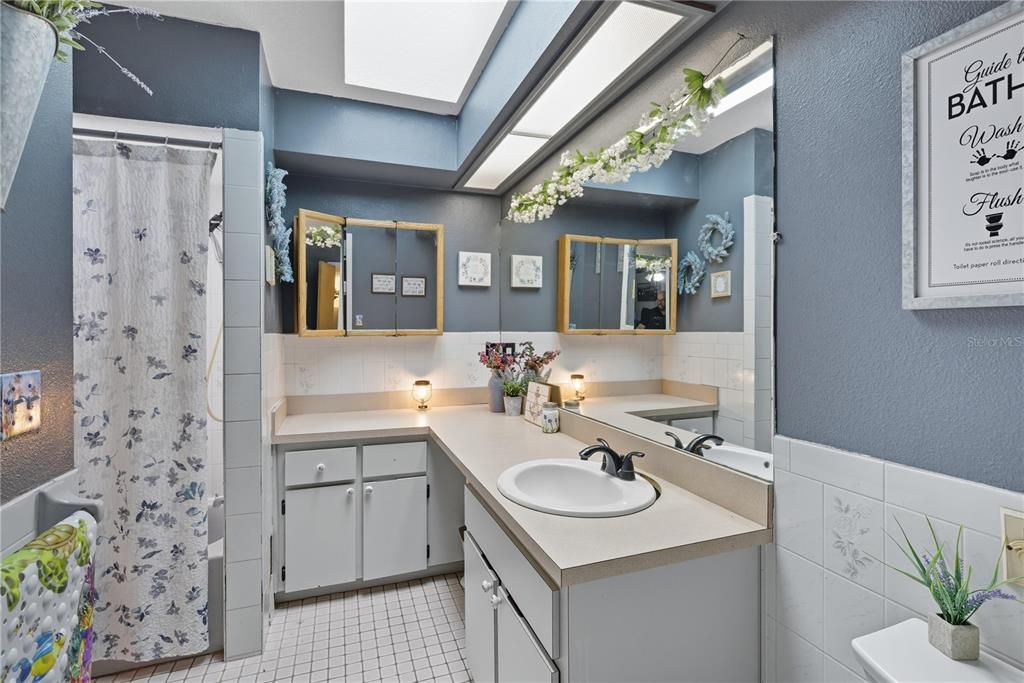 合同活跃: $244,900 (3 贝兹, 2 浴室, 1478 平方英尺)