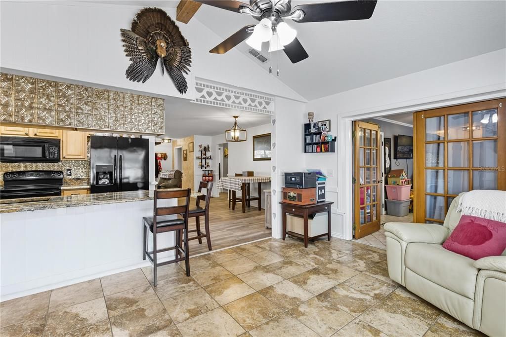 合同活跃: $244,900 (3 贝兹, 2 浴室, 1478 平方英尺)