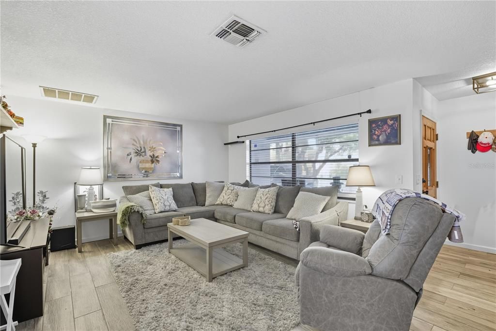 合同活跃: $244,900 (3 贝兹, 2 浴室, 1478 平方英尺)