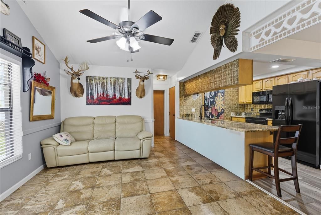 合同活跃: $244,900 (3 贝兹, 2 浴室, 1478 平方英尺)