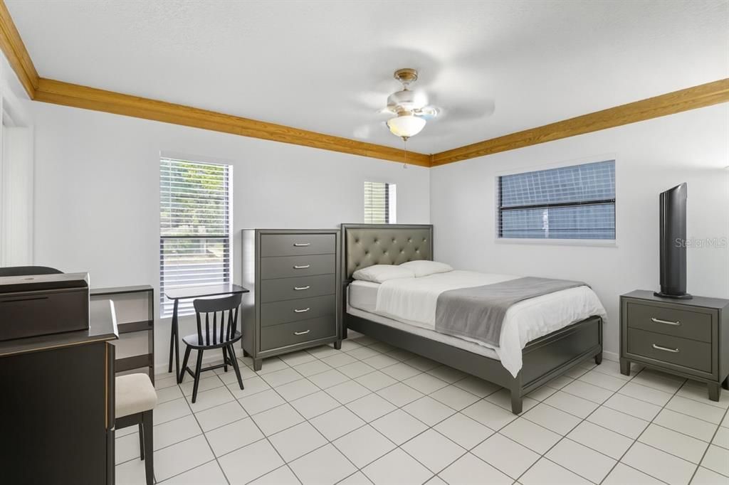 合同活跃: $244,900 (3 贝兹, 2 浴室, 1478 平方英尺)