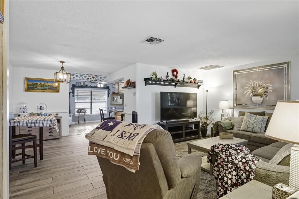 合同活跃: $244,900 (3 贝兹, 2 浴室, 1478 平方英尺)