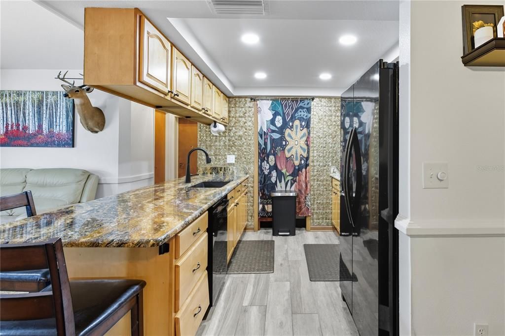 合同活跃: $244,900 (3 贝兹, 2 浴室, 1478 平方英尺)