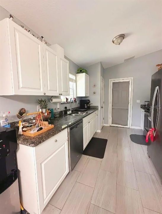 出租: $2,000 (3 贝兹, 2 浴室, 1237 平方英尺)