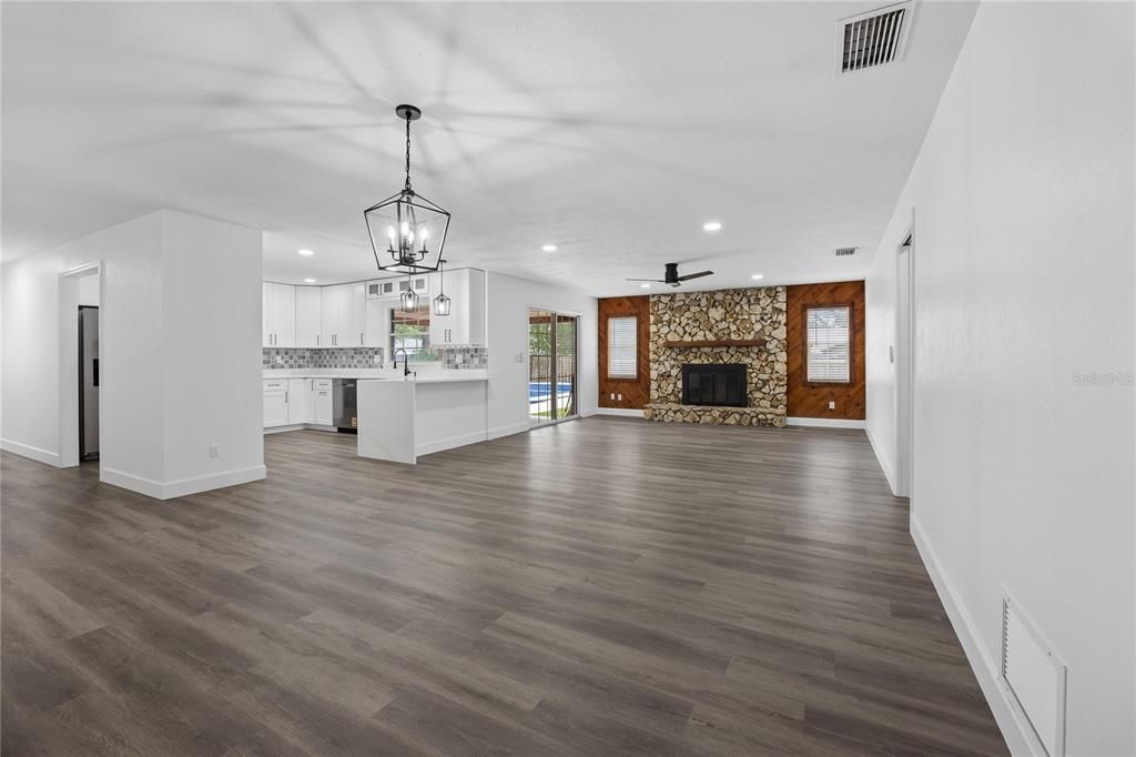 合同活跃: $469,900 (4 贝兹, 2 浴室, 2311 平方英尺)