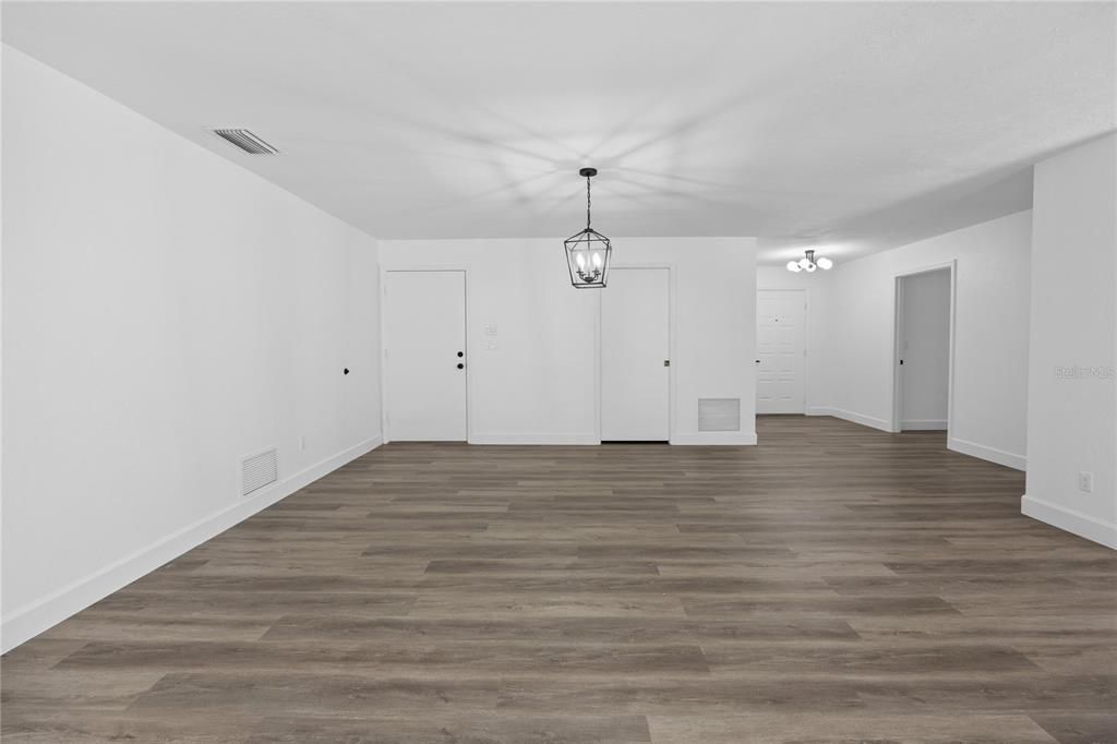 合同活跃: $469,900 (4 贝兹, 2 浴室, 2311 平方英尺)