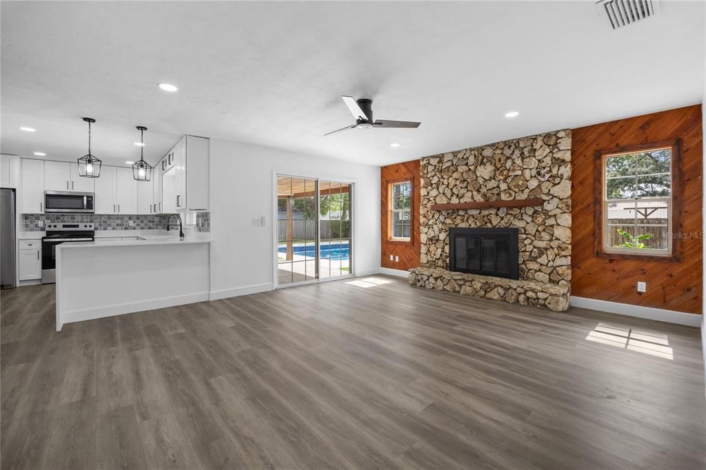 合同活跃: $469,900 (4 贝兹, 2 浴室, 2311 平方英尺)