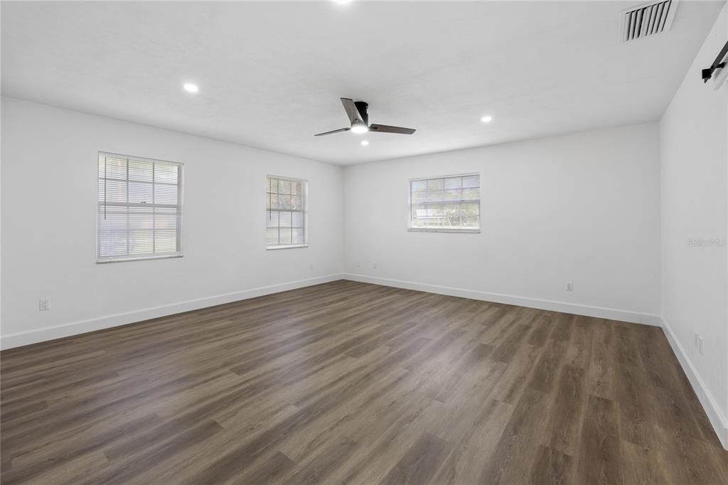 合同活跃: $469,900 (4 贝兹, 2 浴室, 2311 平方英尺)