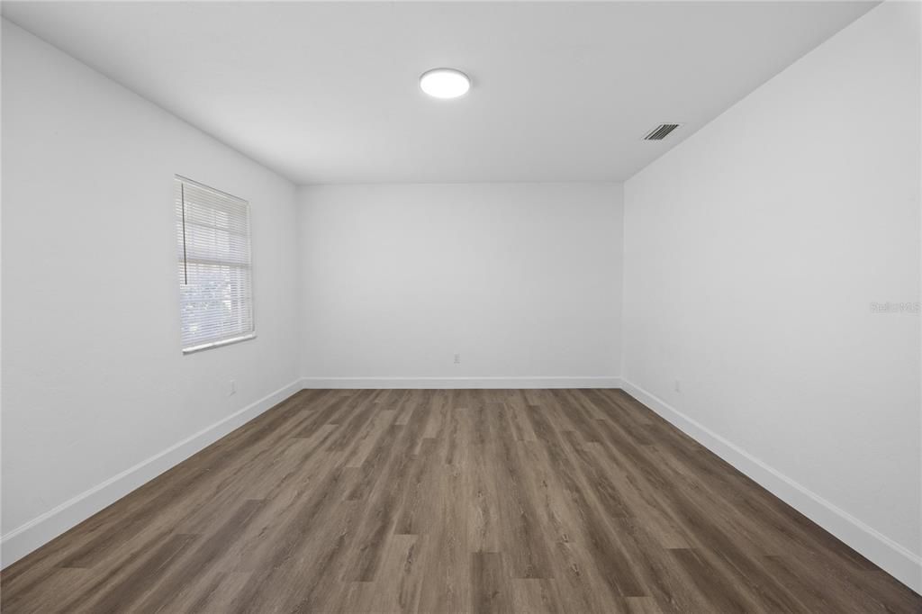 合同活跃: $469,900 (4 贝兹, 2 浴室, 2311 平方英尺)