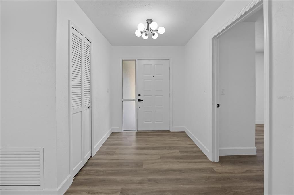 合同活跃: $469,900 (4 贝兹, 2 浴室, 2311 平方英尺)