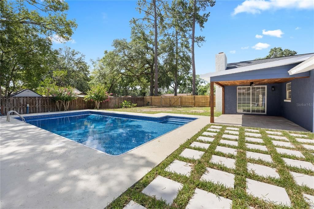 合同活跃: $469,900 (4 贝兹, 2 浴室, 2311 平方英尺)