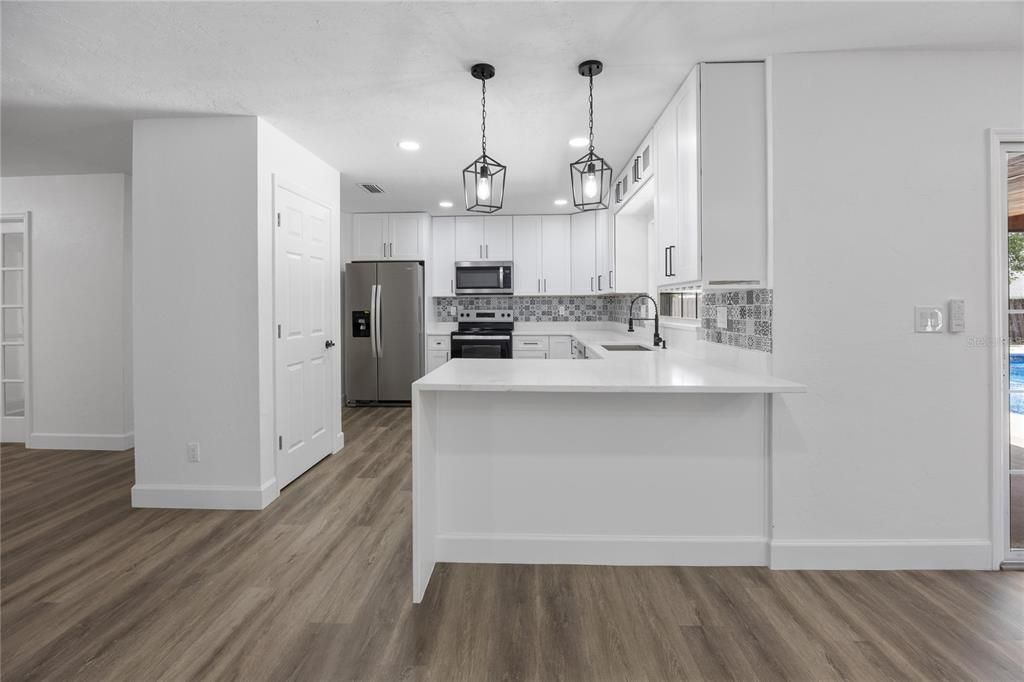 合同活跃: $469,900 (4 贝兹, 2 浴室, 2311 平方英尺)