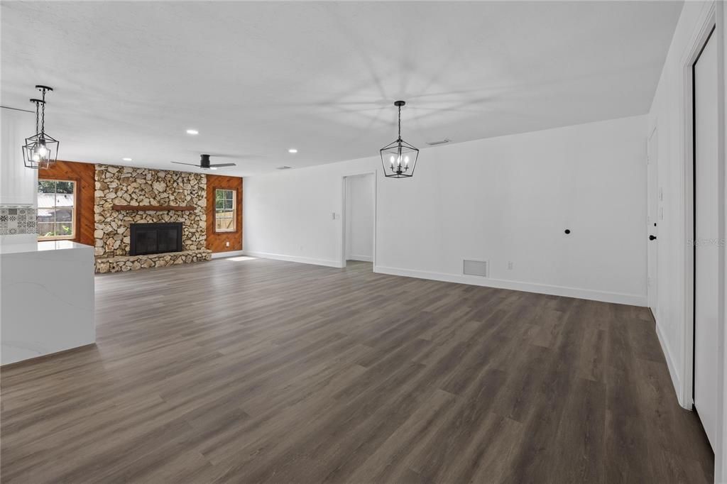 合同活跃: $469,900 (4 贝兹, 2 浴室, 2311 平方英尺)