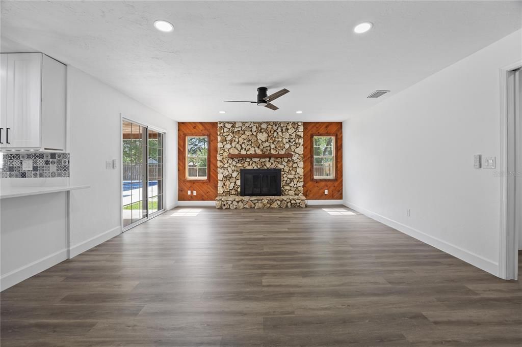 合同活跃: $469,900 (4 贝兹, 2 浴室, 2311 平方英尺)