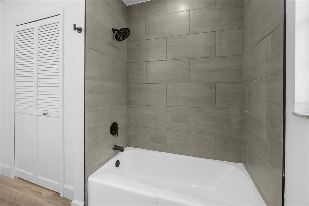 合同活跃: $469,900 (4 贝兹, 2 浴室, 2311 平方英尺)