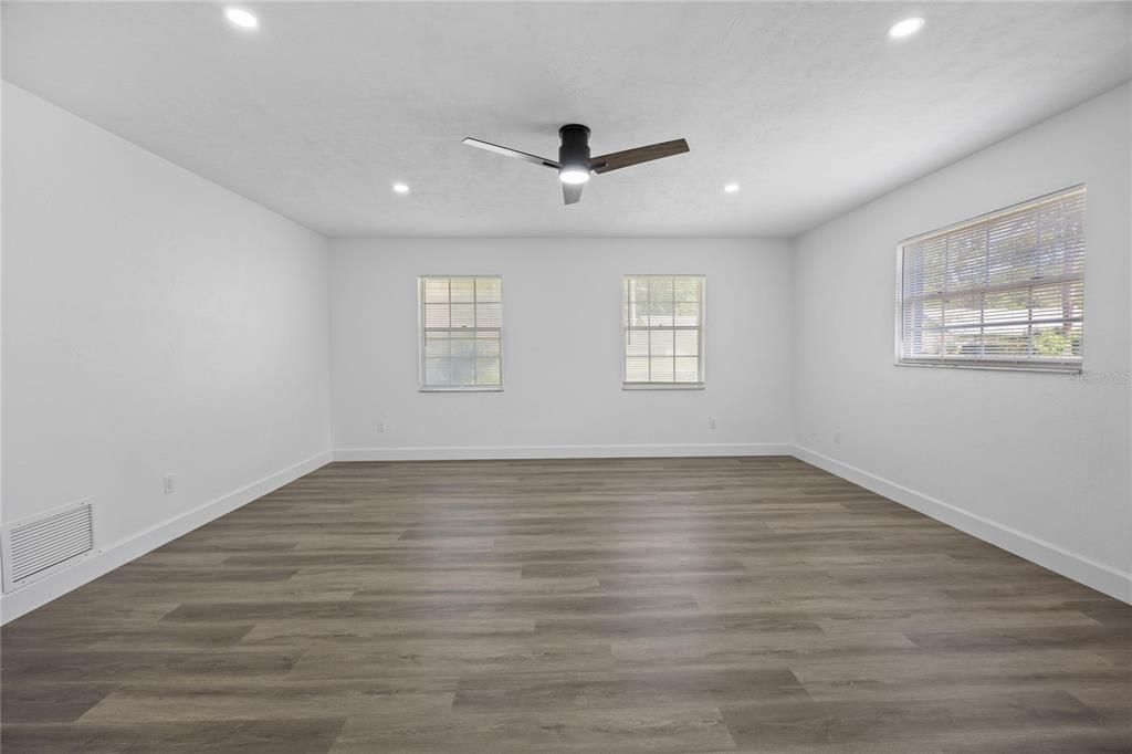 合同活跃: $469,900 (4 贝兹, 2 浴室, 2311 平方英尺)