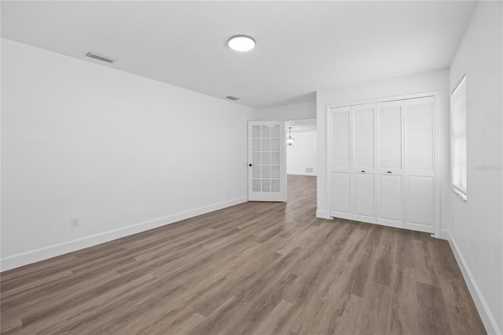 合同活跃: $469,900 (4 贝兹, 2 浴室, 2311 平方英尺)