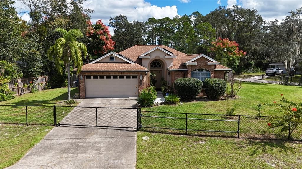 Activo con contrato: $320,000 (3 camas, 2 baños, 1332 Pies cuadrados)