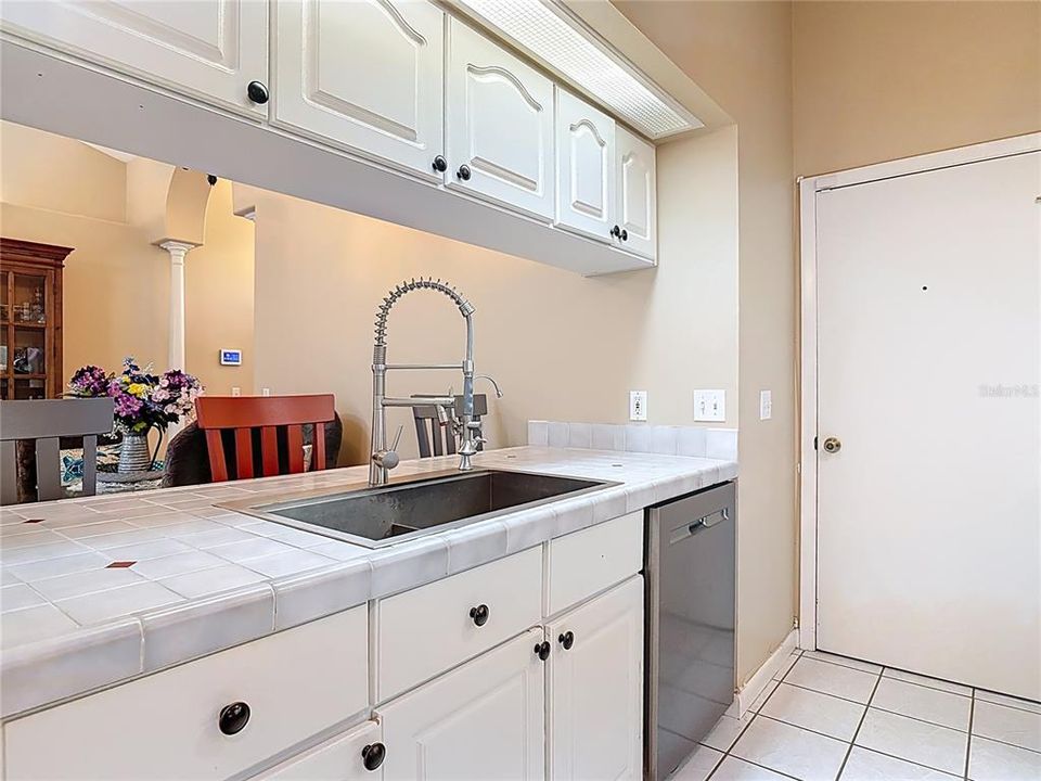 Activo con contrato: $320,000 (3 camas, 2 baños, 1332 Pies cuadrados)