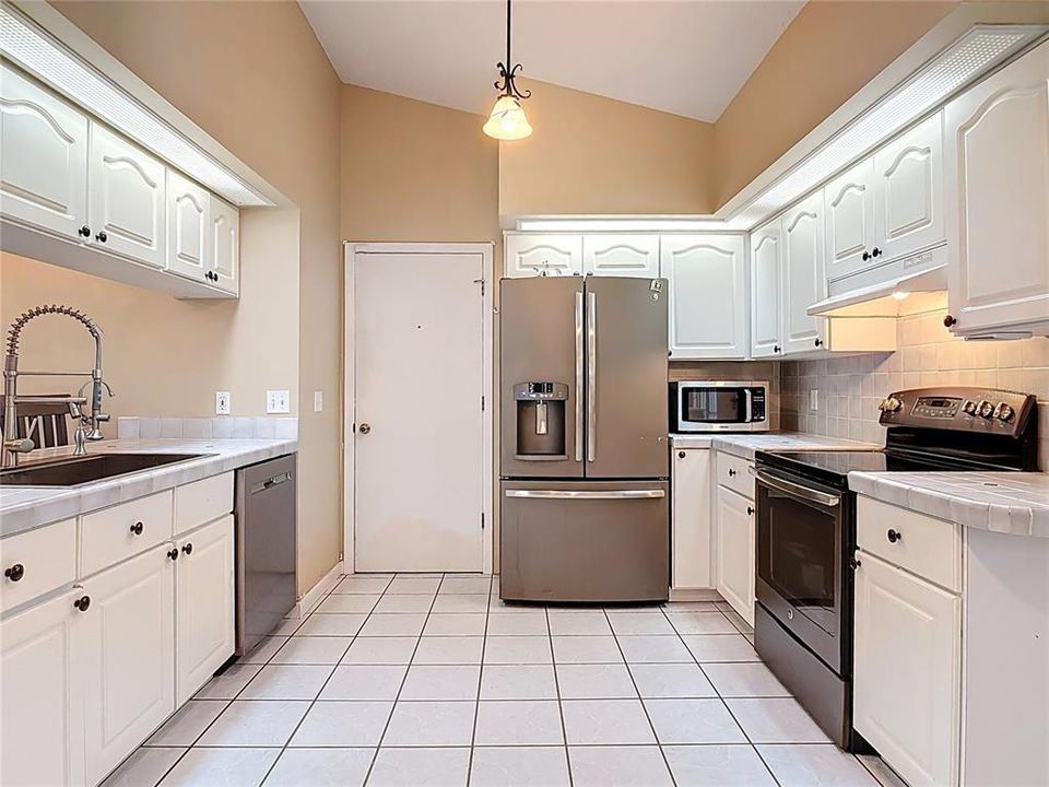 Activo con contrato: $320,000 (3 camas, 2 baños, 1332 Pies cuadrados)