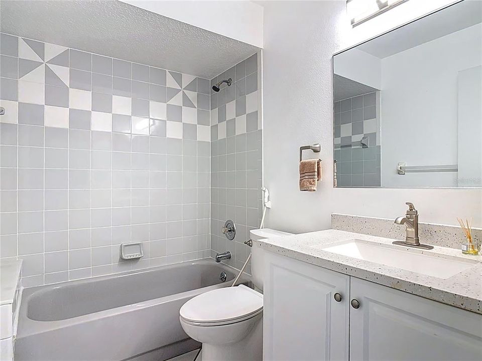 Activo con contrato: $320,000 (3 camas, 2 baños, 1332 Pies cuadrados)