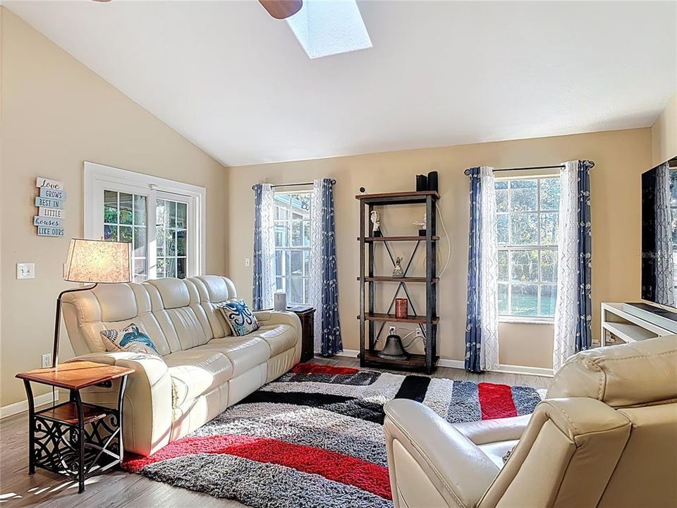 Activo con contrato: $320,000 (3 camas, 2 baños, 1332 Pies cuadrados)