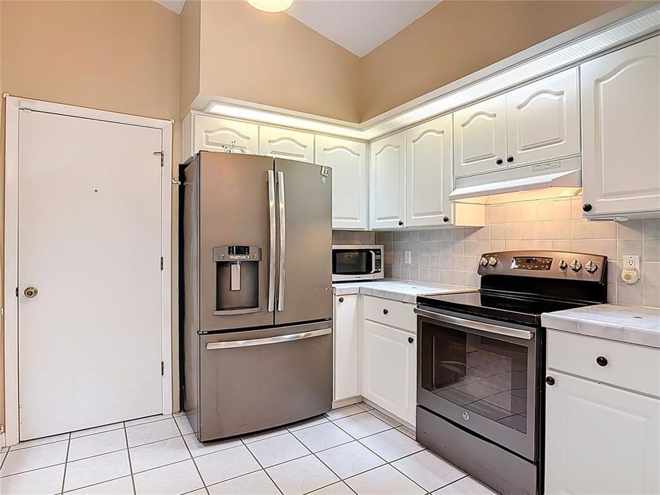 Activo con contrato: $320,000 (3 camas, 2 baños, 1332 Pies cuadrados)