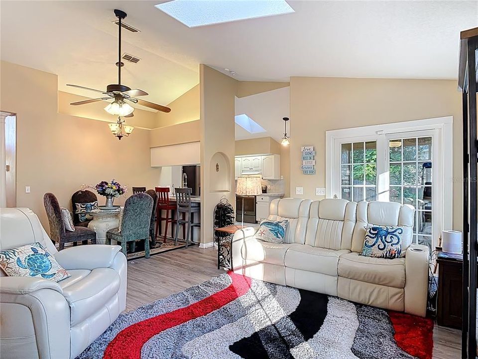 Activo con contrato: $320,000 (3 camas, 2 baños, 1332 Pies cuadrados)