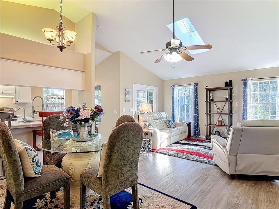 Activo con contrato: $320,000 (3 camas, 2 baños, 1332 Pies cuadrados)