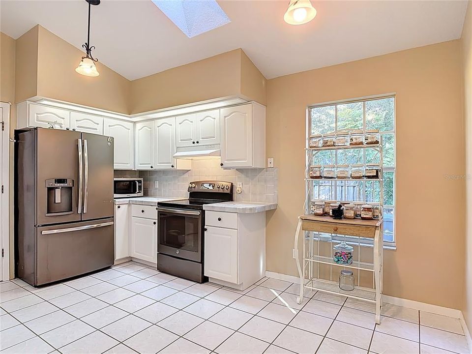 Activo con contrato: $320,000 (3 camas, 2 baños, 1332 Pies cuadrados)